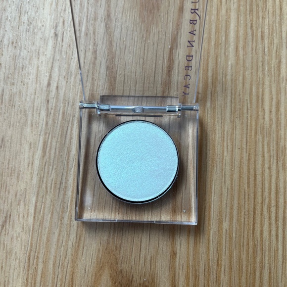 Urban Decay single shadow -Lucid-NEW WITHOUT BOX - Picture 3 of 3